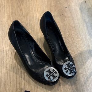 Tory Burch Black Pebbled Leather Logo Peep-Toe Pumps